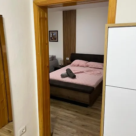 Bright & Roomy Myslym Shyri Apartment *